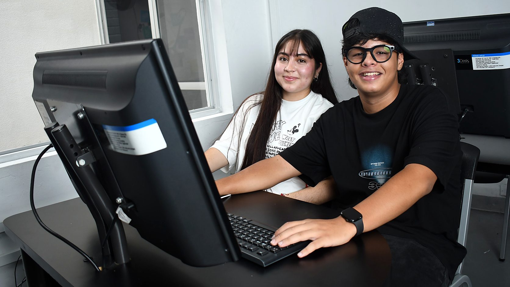 Estudiantes de Unitécnica trabajando en un laboratorio de tecnología aplicada